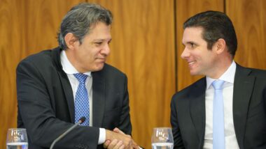 Presidente da Câmara, Hugo Motta, e o ministro da Fazenda, Fernando Haddad, negociam como aprovar medidas para sanar rombo fiscal Imagem referente a matéria