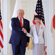 O presidente dos EUA, Donald Trump, ao lado da nova primeira-ministra do Japão, Sanae Takaichi. Imagem referente a matéria