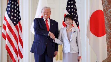 O presidente dos EUA, Donald Trump, ao lado da nova primeira-ministra do Japão, Sanae Takaichi. Imagem referente a matéria