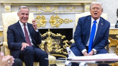 Trump e o premiê do Canadá, Mark Carney, sorriem diante das câmeras em 7 de outubro: depois, americano elevou tarifas sobre o país vizinho Imagem referente a matéria