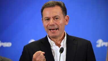 O premiê de Portugal, Luís Montenegro, disse que o país “nos últimos anos viveu uma política de imigração descontrolada” Imagem referente a matéria