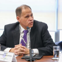 Tagliaferro tem pedido negado em poucas horas e defesa reage Decisão ágil: Eduardo Tagliaferro, durante reunião entre o TSE e plataformas digitais. O perito reagiu com estranheza à agilidade de Moraes para negar que seu julgamento ocorresse de forma presencial.