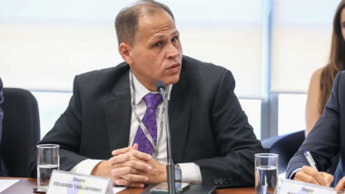 Decisão ágil: Eduardo Tagliaferro, durante reunião entre o TSE e plataformas digitais. O perito reagiu com estranheza à agilidade de Moraes para negar que seu julgamento ocorresse de forma presencial. Imagem referente a matéria