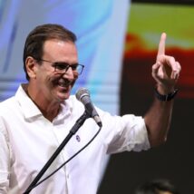 Eduardo Paes lidera cenários diversos em pesquisa para governador do Rio de Janeiro em 2026. Imagem referente a matéria