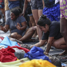 Moradores retiram roupas camufladas de criminosos antes de exibir corpos em praça e culpar polícia Moradores levam corpos de suspeitos mortos para recinhecimento de famílias em praça no Complexo da Penha