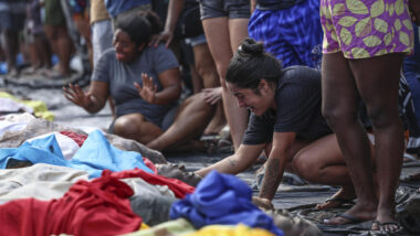 Moradores levam corpos de suspeitos mortos para recinhecimento de famílias em praça no Complexo da Penha Imagem referente a matéria