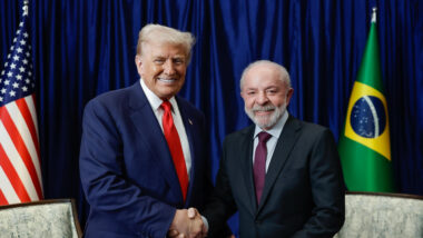 Trump e Lula se cumprimentam durante encontro na Malásia, no domingo (26) Imagem referente a matéria