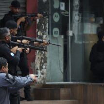 Policiais civis e militares do Rio de Janeiro durante megaoperação contra o Comando Vermelho. Imagem referente a matéria