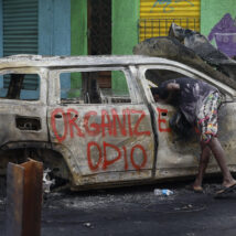 Veículo incendiado no Rio de Janeiro durante megaoperação contra o Comando Vermelho. Imagem referente a matéria