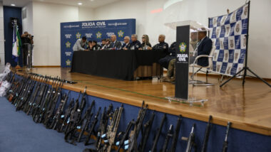 Fuzis apreendidos durante operação policial contra o Comando Vermelho: STF quer que governo do Rio explique se usou “proporcionalidade” contra os bandidos. Imagem referente a matéria