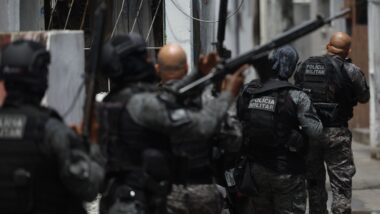 Policiais civis e militares do Rio de Janeiro durante megaoperação contra o Comando Vermelho. Imagem referente a matéria