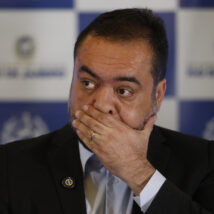 O governador do Rio de Janeiro, Cláudio Castro, durante entrevista coletiva sobre operação policial no Complexo do Alemão. Imagem referente a matéria