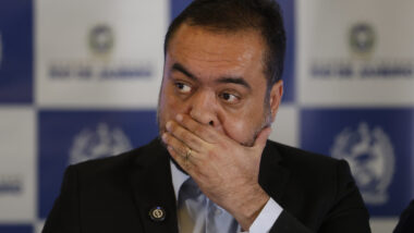 O governador do Rio de Janeiro, Cláudio Castro, durante entrevista coletiva sobre operação policial no Complexo do Alemão. Imagem referente a matéria