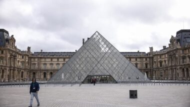 Vista externa do Museu do Louvre: criminosos foram presos mais de uma semana após roubo de joias da realeza francesa Imagem referente a matéria