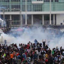 Precedente: manifestação de professores no centro cívico de Curitiba, em 2015. O julgamento do caso no STF terminou por responsabilizar os policiais pelos danos causados no combate. Imagem referente a matéria