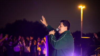 Culto de jovens evangélicos dentro do principal campus da USP atraiu mil participantes Imagem referente a matéria