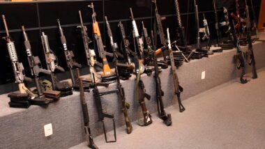 Fuzis apreendidos durante uma operação policial no complexo da Maré. Imagem referente a matéria