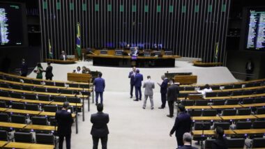 Câmara aprova MP que reforma o setor elétrico e adota cobrança por geração solar. Imagem referente a matéria