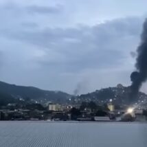 Colunas de fumaça no Complexo do Alemão durante megaoperação no Rio de Janeiro. Imagem referente a matéria