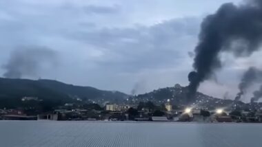 Colunas de fumaça no Complexo do Alemão durante megaoperação no Rio de Janeiro. Imagem referente a matéria