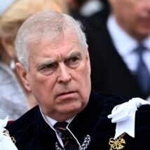 Charles III retira título de príncipe do irmão e o obriga a deixar residência oficial por caso Epstein Imagem referente a matéria