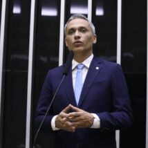 Moraes suspendeu a ação penal que tramita no STF contra o deputado Gustavo Gayer após decisão da Câmara. Imagem referente a matéria