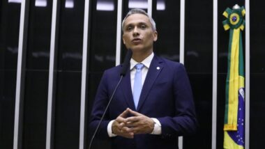 Moraes suspendeu a ação penal que tramita no STF contra o deputado Gustavo Gayer após decisão da Câmara. Imagem referente a matéria
