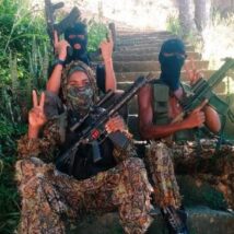 Como a esquerda ajudou a criar o Comando Vermelho  Traficantes do Comando Vermelho posam para contas de redes sociais que celebram a facção