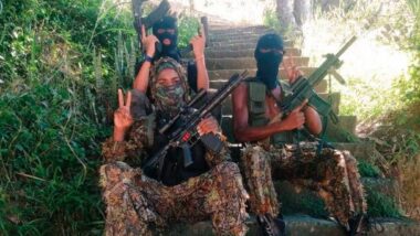 Traficantes do Comando Vermelho posam para contas de redes sociais que celebram a facção Imagem referente a matéria