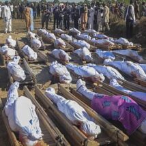 Enterro coletivo de fazendeiros cristãos massacrados pelo Boko Haram em Zaabarmari, em 2020. Imagem referente a matéria