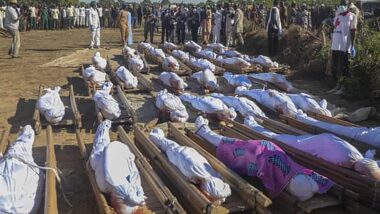 Enterro coletivo de fazendeiros cristãos massacrados pelo Boko Haram em Zaabarmari, em 2020. Imagem referente a matéria