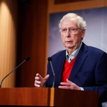 Mitch McConnell foi um dos quatro senadores republicanos que votaram a favor da proposta Imagem referente a matéria