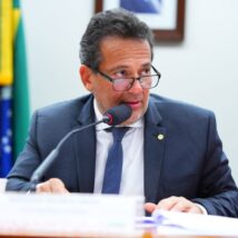 Deputados passam em comissão lei para plano de saúde do ex Imagem referente a matéria