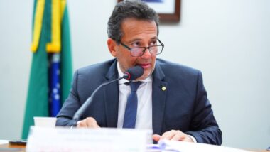 Deputados aprovam mudança para ex-companheiros poderem manter plano de saúde após divórcio. Imagem referente a matéria