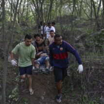 Moradores retiram corpos de mortos durante operação policial no Rio de Janeiro. Imagem referente a matéria