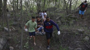 Moradores retiram corpos de mortos durante operação policial no Rio de Janeiro. Imagem referente a matéria
