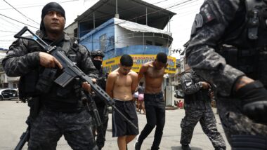 Integrantes da Polícia do Rio de Janeiro conduzem um grupo de criminosos durante a “Operação Contenção” Imagem referente a matéria
