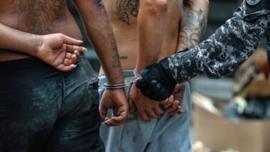 Aprovação: policiais prendem suspeitos de ligação com o Comando Vermelho, durante a Operação Contenção. Quase 90% dos moradores de favelas cariocas aprovam a operação. Imagem referente a matéria