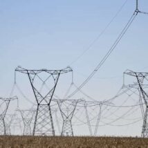 Consumidores terão conta extra de R$ 7 bilhões com mudanças no setor elétrico Reforma do setor elétrico mantém benefícios para pequena geração solar, mas pode encarrecer conta de luz