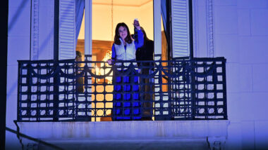 A ex-presidente Cristina Kirchner acena para apoiadores da sacada do apartamento onde cumpre prisão domiciliar em Buenos Aires, no domingo (26), após derrota do peronismo nas eleições de meio de mandato na Argentina Imagem referente a matéria