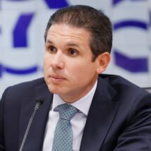 Presidente da Câmara afirma que mudança, se aprovada valerá apenas para as eleições legislativas de 2030. Imagem referente a matéria