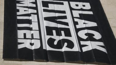 Bandeira do Black Lives Matter sobre prédio da Embaixada dos EUA na Espanha, em foto de 2023. Imagem referente a matéria