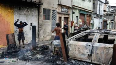 Traficantes usam a violência para dominar as comunidades e são treinados para impedir avanço das forças de segurança. Imagem referente a matéria