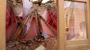 Um prédio parcialmente desabado após um terremoto em Mazar-e-Sharif, Afeganistão, na madrugada desta segunda-feira (3) Imagem referente a matéria