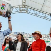 Lula com a primeira-dama Janja da Silva e os ministros Rui Costa e Alexandre Silveira durante o lançamento do programa, em setembro. Imagem referente a matéria