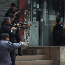 Polícia do Rio de Janeiro durante a Operação Contenção. Imagem referente a matéria
