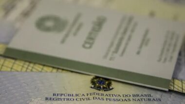 De acordo com o Conselho Nacional de Justiça (CNJ), 5,5 milhões de crianças não possuem o nome do pai na certidão de nascimento. Imagem referente a matéria