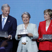José Antonio Kast, Jeannette Jara e Evelyn Matthei posam para fotos após debate em Santiago, em outubro Imagem referente a matéria