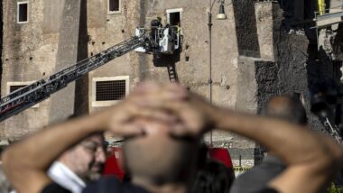 Acidente na Torre dei Conti, em Roma, deixou um operário gravemente ferido e outro preso nos escombros Imagem referente a matéria