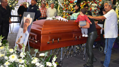 Familiares e amigos durante o funeral do prefeito Carlos Manzo, em Uruapan, Michoacán. Imagem referente a matéria